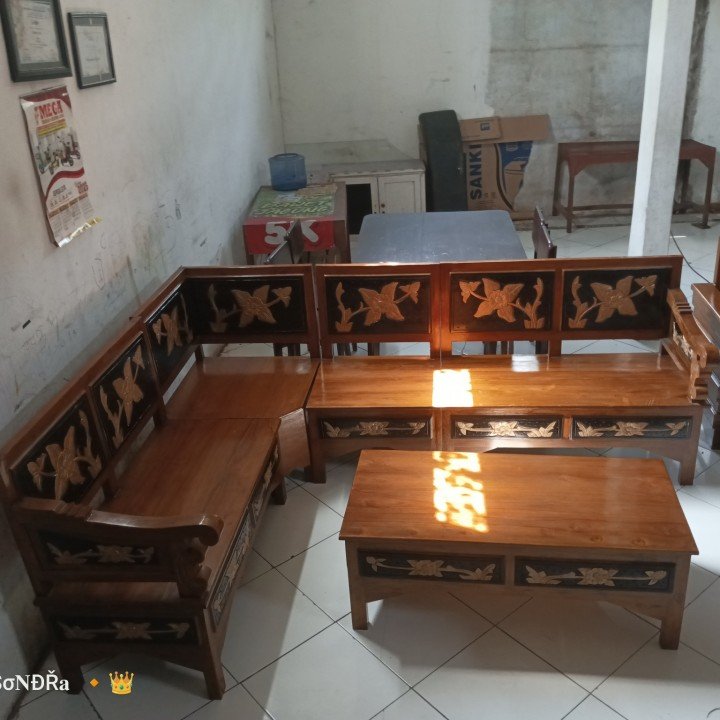 Kursi Sudut Motif Bunga dan Sulur Tanaman